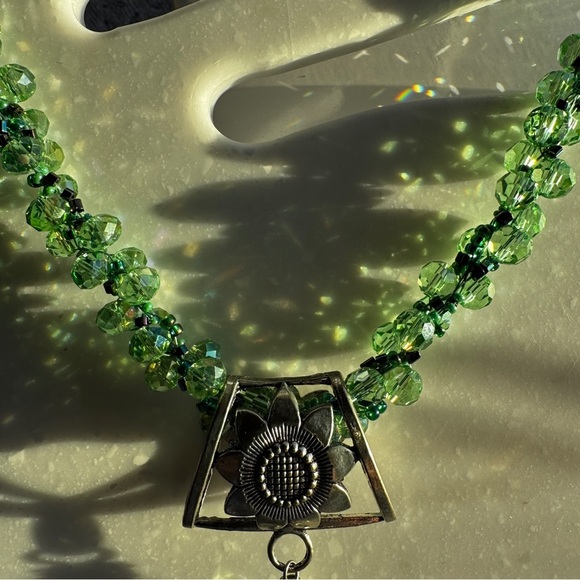 HANDCRAFTED Elegant Green Beaded Necklace - Picture 9 of 10